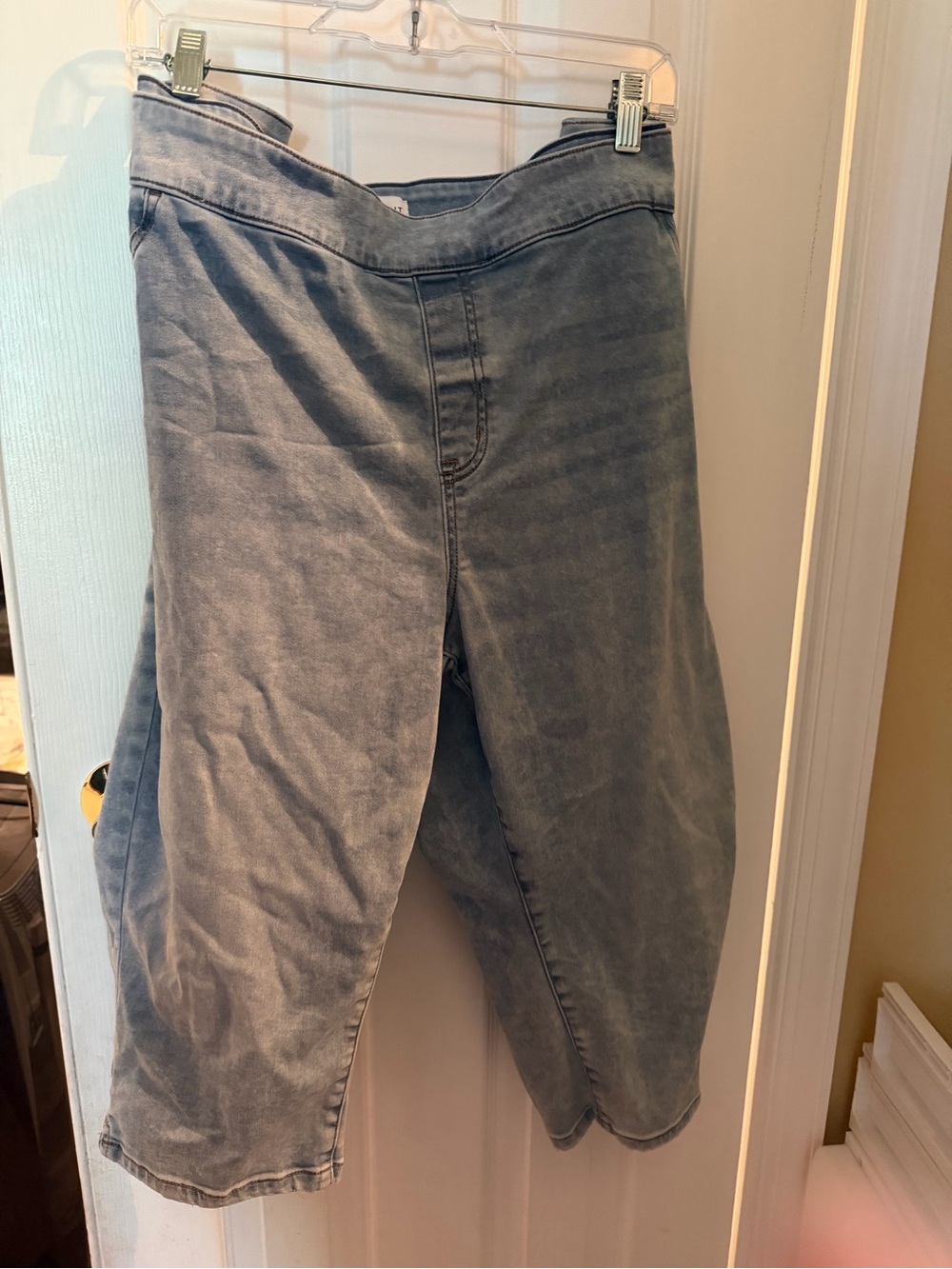 Lane Bryant Light Washed Cropped pull on Jeans